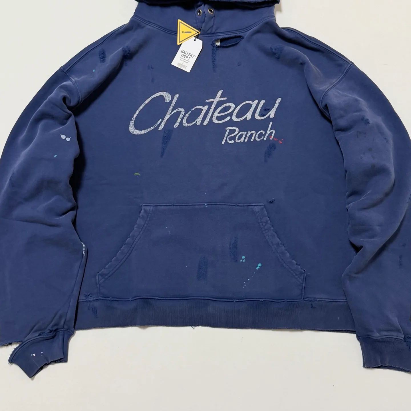 GALLERY DEPT. CHATEAU RANCH HOODIE/NAVY Horseshoe Winery Splash Ink Destroyed Hoodie Washed Blue S-XL Assute Reactive Dyes Ready-made Clothes Fade Process Post-Fry Color Processing Super Heavy and Cumbersome Too Many Cuts and Hanging Wormhole Destruction Process➕Hand-Splashed Ink Very Time-consuming and Labor-intensive Correct Version Original Main Mark➕Large Main Mark➕Yellow Wash Mark The original BOXY short and wide version has not been changed at all. God-cut. Authentic level printing process. Post-washing treatment to show natural aging effect.